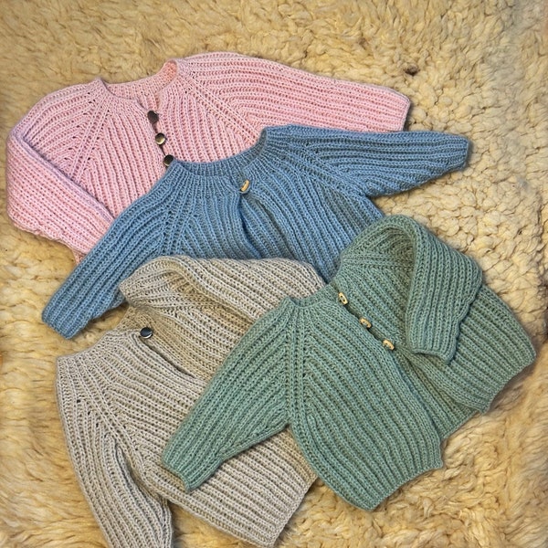 Baby-Strickjacke l Handmade, individualisierbar in Farbe und Knöpfen & mit Liebe gestrickt