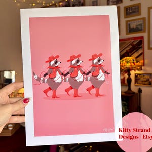 Impressão de arte de guaxinim cowboy - Arte de parede de animal do oeste rosa - Impressão de arte de cowgirl - Presente de guaxinim para amigo - Arte de parede de quarto rosa - Impressão de animal