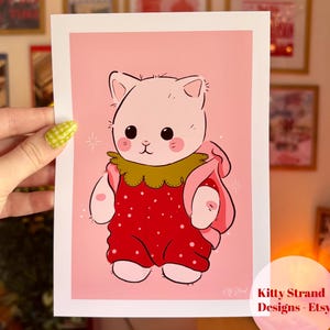 Stampa artistica di gatto fragola - Stampa estetica di fragole - Arte per la cameretta delle bambine in rosa - Arte murale della Galleria Kawaii - Decorazione carina per ragazze - Arte per gli amanti dei gioielli