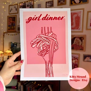 Lámina artística "Cena de niña" - Arte de cocina rosa - Póster de pasta - Estética de cena de niña - Lámina artística inspirada en comida vintage - Póster rosa para comedor