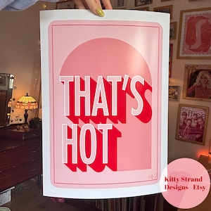 Impression d'art rose et rouge citation Y2k - That's Hot Poster - décoration de chambre esthétique - art mural rose - impression d'art TV des années 90 - art mural rose de chambre à coucher - cadeau