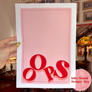 Arte de pared "Ups" - Impresión artística en rosa y rojo - Arte rosa para sala de estar - Arte de pared de galería - Decoración de pared con citas - Arte divertido para dormitorio - Regalo para ella