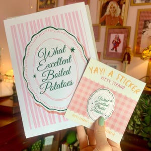Könnte beinhalten: Ein Druck- und Aufkleber-Set mit dem Text "What Excellent Boiled Potatoes". Der Druck hat einen rosa gestreiften Hintergrund mit einem grün-weißen ovalen Design. Der Aufkleber hat einen rosa Vichy-Hintergrund.