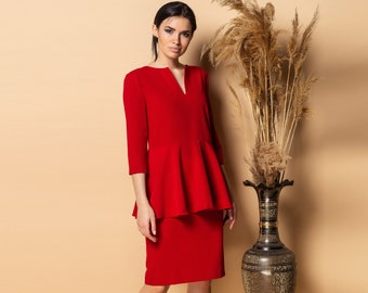 Red, elegant dress Lolou, with belt to tie and a little V- neck, 3/4 sleeves