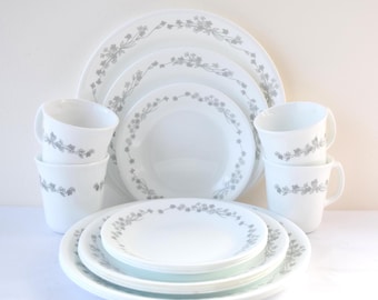 Set di 16 pezzi di stoviglie Corelle Ribbon Bouquet, modello fuori produzione.