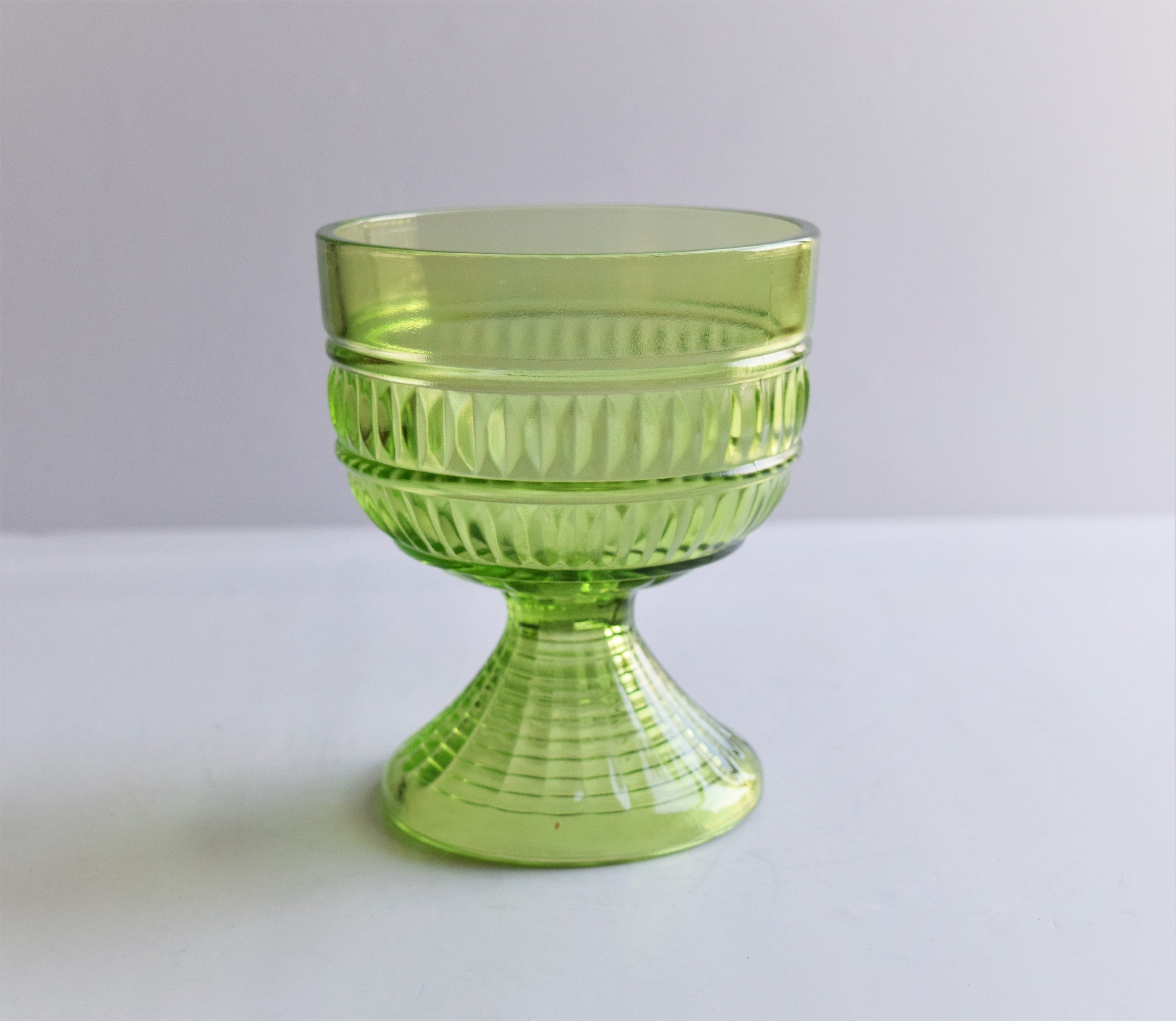 グリーンガラスのキャンディ皿：ヴィンテージ台座コンポート - Etsy 日本