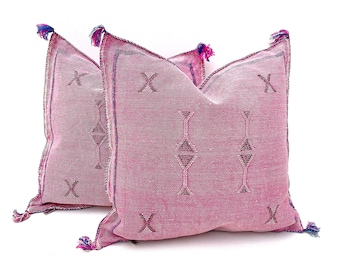 Handgefertigtes Seidenkissen mit rosa Kaktus - Authentische marokkanische Eleganz, lang anhaltende Farben