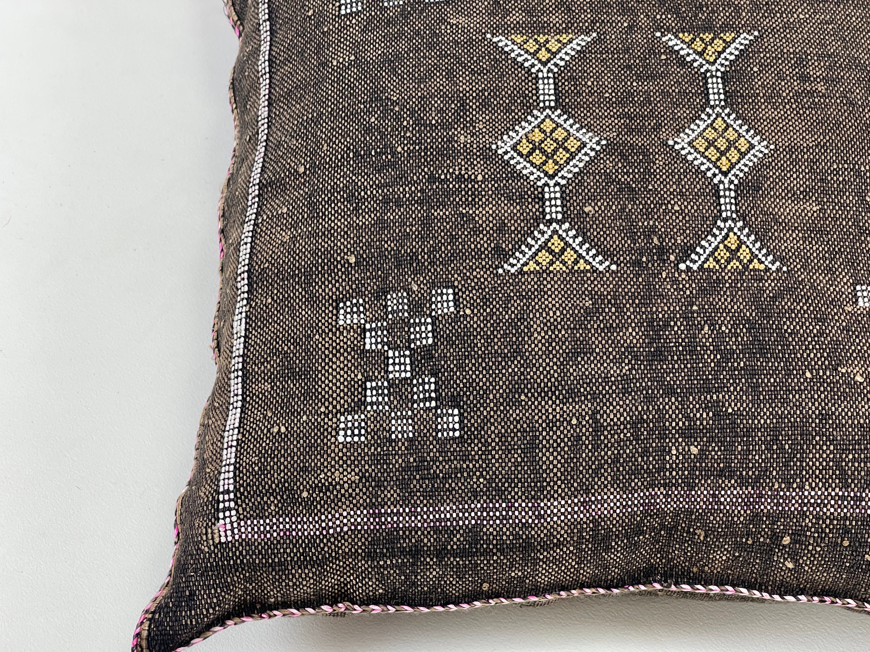 Funda De Almohada De Seda Con Cactus Marroquí Marrón: Cojín Sabra Hecho A Mano (20 X 20) - México