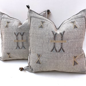 Cuscino in seta con cactus grigio 20x20: cuscino ricamato marocchino fatto a mano