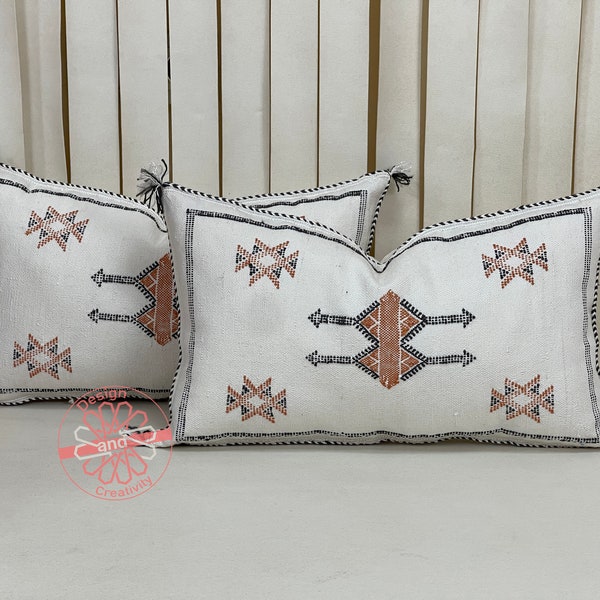 Funda de almohada de seda de cactus marroquí hecha a mano: cojín lumbar resistente a la intemperie (33 x 53 cm)
