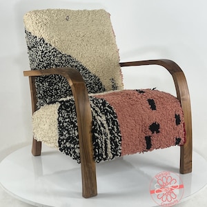 Mid-Century Modern Lounge Chair, Retro Vintage Style Armchair, Cozy Dining Room Decor, Moroccan Kilim Rug Accent Chair