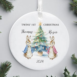 Décoration d'arbre personnalisée pour le premier Noël des jumeaux Peter Rabbit - Décoration de Noël pour jumeaux - Cadeau de Noël personnalisé pour nouveau-né