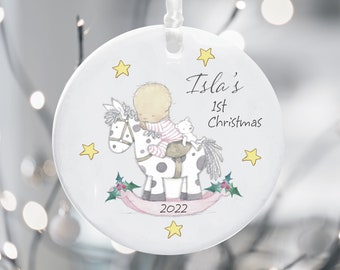 Babys erste Weihnachtsbaum Ornament - personalisierte neue Baby Mädchen Urlaub Ornament - Keramik Andenken Weihnachtsdekoration - Schaukelpferd