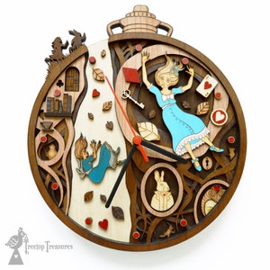 K&ouml;nnte beinhalten: Holzuhr zum Thema Alice im Wunderland. Die Uhr zeigt geschichtete Holzausschnitte von Alice beim Fallen, dem wei&szlig;en Kaninchen, Spielkarten und anderen ikonischen Bildern aus der Geschichte. Die Uhrzeiger sind schwarz mit roten Akzenten. Die Uhr ist rund und hat einen dunkelbraunen Rahmen.