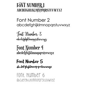 K&ouml;nnte beinhalten: Auf wei&szlig;em Hintergrund werden sechs verschiedene Schriftarten gezeigt. Jede Schriftart ist nummeriert und enth&auml;lt das Alphabet in Gro&szlig;- und Kleinbuchstaben. Die Schriftarten variieren von eleganten Schreibschriften bis zu fetten serifenlosen Schriften.