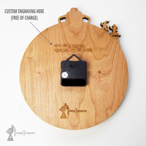 K&ouml;nnte beinhalten: Eine Holzuhr mit hellbraunem Finish. Die Uhr hat ein schwarzes Uhrwerk und den Text "HOW LONG IS FOREVER? SOMETIMES, JUST ONE SECOND." Die Uhr hat eine kronenf&ouml;rmige Oberseite und ein dekoratives Element auf der rechten Seite.