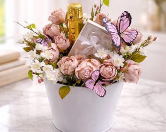 Centro de mesa floral, decoración de mesa para bodas, arreglo de botellas de vino con flores y mariposas artificiales.