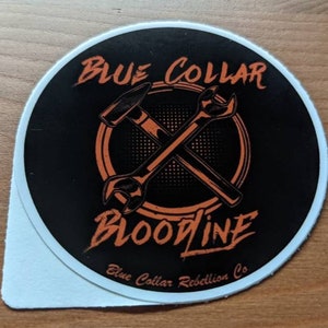 Blue Collar Bloodline 2.5x2.5", Etiqueta de cuello azul, Etiqueta de liniero, Etiqueta de soldador, Etiqueta de casco, Etiqueta de tubería, Trabajador de hierro