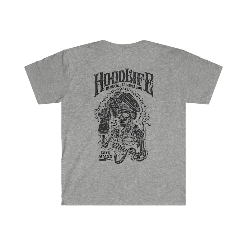 Pode incluir: Camiseta cinza com um gr&aacute;fico preto de um esqueleto usando um capacete e segurando uma chave inglesa. O gr&aacute;fico inclui o texto "HOODLIFE BLUE COLLAR REBELLION ESTD MMXX".