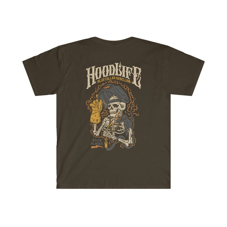 Pode incluir: Uma camiseta marrom com um gr&aacute;fico de um esqueleto usando uma m&aacute;scara de solda e segurando um ma&ccedil;arico de solda. O gr&aacute;fico tamb&eacute;m inclui o texto "HOODLIFE BLUE COLLAR REBELLION ESTD. MMXX".