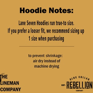 Pode incluir: Um fundo castanho com texto preto que diz "Hoodie Notes:" As hoodies Lane Seven s&atilde;o fi&eacute;is ao tamanho. Se preferir um ajuste mais solto, recomendamos que pe&ccedil;a um tamanho maior ao comprar para evitar que encolham: seque ao ar livre em vez de na m&aacute;quina de secar. Na parte inferior da imagem, existem dois logotipos: "The Lineman Company" e "EST-Blue Collar Rebellion MMXX -COMPANY-"