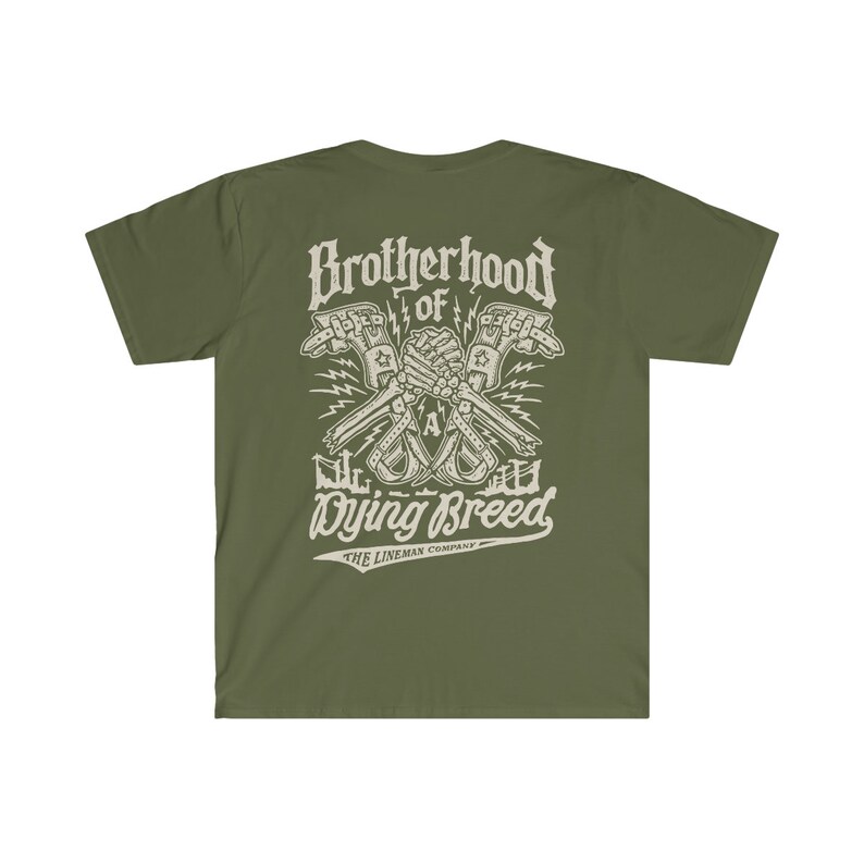 Op de afbeelding: Een groen T-shirt met een witte grafische print van twee skeletachtige handen die een moersleutel vasthouden. De grafiek luidt "Brotherhood of a Dying Breed" en "The Lineman Company".