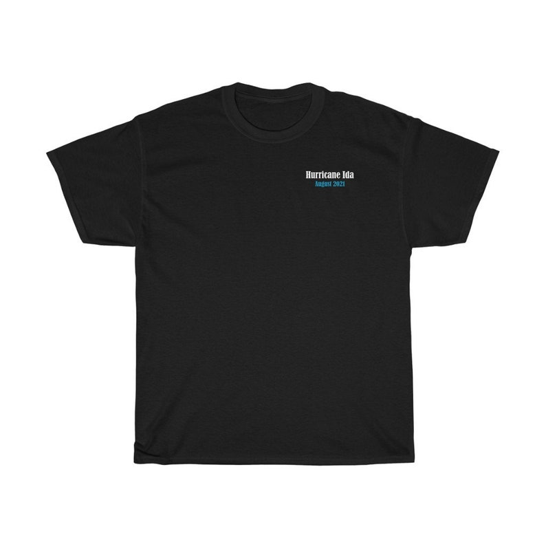 Pu&ograve; includere: T-shirt nero con la scritta "Hurricane Ida August 2021" stampata in bianco e verde acqua. Il testo si trova nella parte superiore del petto della maglietta. La maglietta &egrave; realizzata in un materiale morbido.