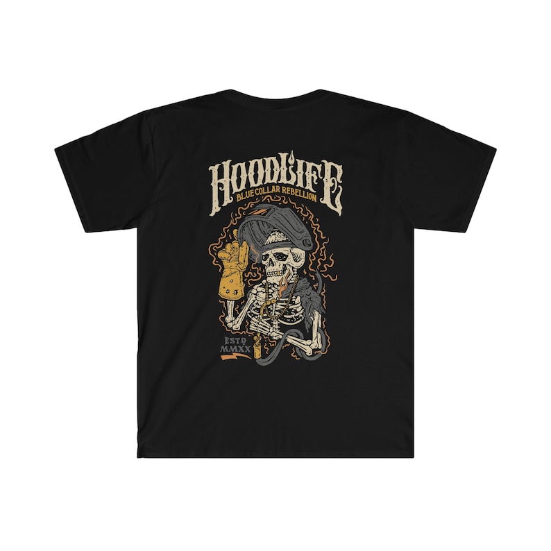 Pode incluir: Camiseta preta com um gr&aacute;fico de um esqueleto usando uma m&aacute;scara de solda e segurando um ma&ccedil;arico de solda. O texto "HOODLIFE BLUE COLLAR REBELLION ESTD. MMXX" est&aacute; impresso na camiseta.