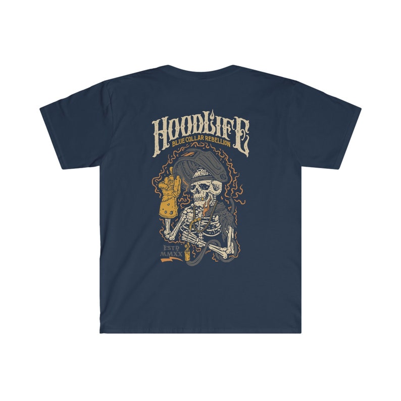 Pode incluir: Camiseta azul marinho com um gr&aacute;fico de um esqueleto usando uma m&aacute;scara de solda e segurando um ma&ccedil;arico de solda. O texto "HOODLIFE BLUE COLLAR REBELLION ESTD. MMXX" est&aacute; impresso na camiseta.