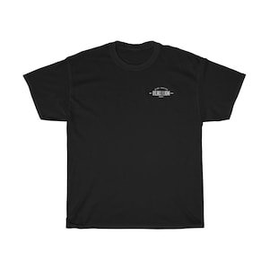 Pode incluir: Camiseta preta de manga curta com um logotipo branco que diz "Nine Orleans Rebellion" na frente.