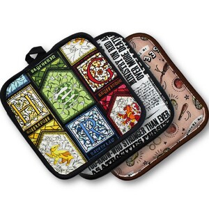 Puede incluir: Tres manoplas de horno de Harry Potter de colores. La primera manopla presenta un diseño de vitral con los escudos de las casas de Hogwarts. La segunda manopla presenta un diseño de periódico con el texto "Ministry on Red Alert Over More Death". La tercera manopla presenta un fondo beige con un diseño de periódico y el texto "TOU-MAU-WHO STRONGER THAN EVER ASATROGUTIES PERS".