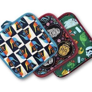 Puede incluir: Un letrero de madera rústica con el texto "Welcome to our home" en letras blancas. El letrero presenta un acabado envejecido y un diseño simple y acogedor, ideal para la decoración de la entrada.