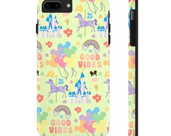 Könnte beinhalten: Eine gelbe iPhone-Hülle mit einem Muster aus bunten Ballons, Mickey-Maus-Ohren, Eiswaffeln, Regenbögen und einem Schloss. Der Text "Good Vibes" wird auf der Hülle wiederholt.