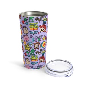 K&ouml;nnte beinhalten: Ein lilafarbener Edelstahlbecher mit Deckel. Der Becher zeigt ein sich wiederholendes Muster von Toy Story-Charakteren und den Text "You've Got a Friend in Me" und "To Infinity and Beyond".