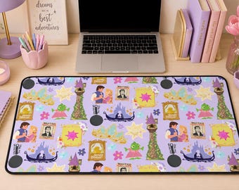 Peut inclure: Un tapis de bureau rectangulaire avec un motif répétitif sur fond violet clair. Le design comprend des illustrations d'une haute tour en pierre, d'une couronne dorée, d'un caméléon vert, d'une poêle, d'un bateau et d'avis de recherche avec du texte.