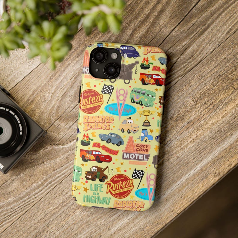 Funda para iPhone y Android inspirada en Disney - Cars Land / Accesorios para teléfonos Disney / Regalos Disney / Radiator Springs / Rayo McQueen imagen 5