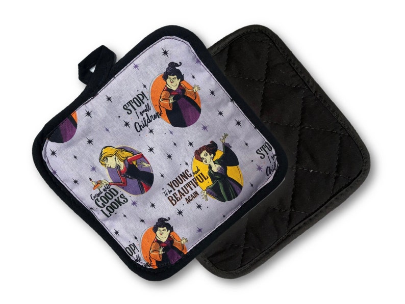 Agarraderas inspiradas en Disney - Hocus Pocus / Utensilios de cocina de Disney / Regalos de Disney / Regalos de Hocus Pocus / Sanderson Sisters / Binx Halloween Purple Hocus Pocus