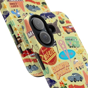 Funda para iPhone y Android inspirada en Disney - Cars Land / Accesorios para teléfonos Disney / Regalos Disney / Radiator Springs / Rayo McQueen imagen 3
