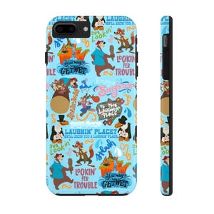 Pode incluir: Capa de telefone azul claro com personagens de desenhos animados e frases como "Laughin' Place" e "Lookin' Fer Trouble". A capa tem um padrão repetido de ursos, raposas e patos. A capa é mostrada de vários ângulos.