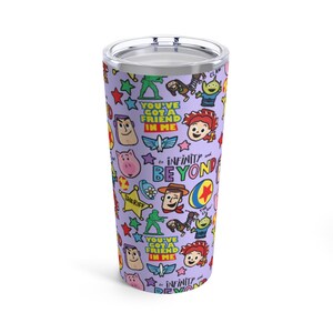 K&ouml;nnte beinhalten: Ein lilafarbener Edelstahlbecher mit einem sich wiederholenden Muster von Toy Story-Charakteren und dem Text "You've got a friend in me" und "To infinity and beyond".