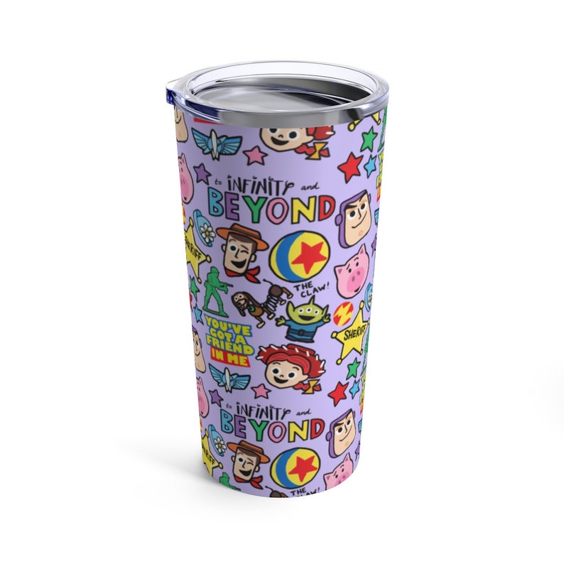 K&ouml;nnte beinhalten: Ein lilafarbener Edelstahlbecher mit einem sich wiederholenden Muster von Toy Story-Charakteren und dem Spruch "bis ins Unendliche und dar&uuml;ber hinaus".