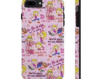 Può includere: Custodia per telefono rosa con un motivo ripetitivo di ragazze dei cartoni animati con il testo "The tide is high but I'm holding on" e "We're girls, we can multitask".