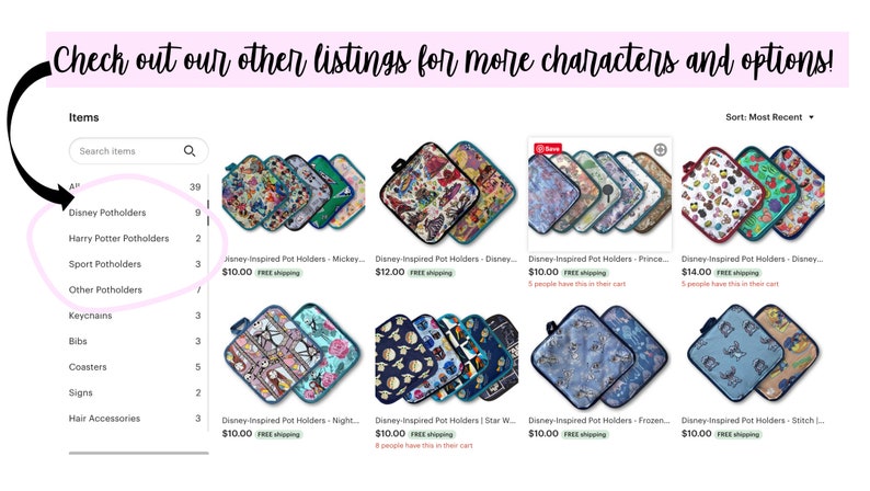 Puede incluir: Una captura de pantalla de la p&aacute;gina de listados de productos de una tienda de Etsy. La p&aacute;gina presenta una variedad de agarraderas de olla inspiradas en Disney, con diferentes personajes y dise&ntilde;os. Los listados est&aacute;n ordenados por "M&aacute;s reciente" e incluyen el precio y la informaci&oacute;n de env&iacute;o. La tienda tambi&eacute;n ofrece otros art&iacute;culos, como llaveros, baberos, posavasos, letreros y accesorios para el cabello.