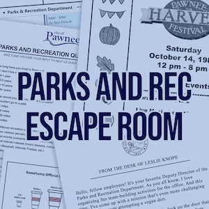 以下が含まれることがあります： 青と白のポスターに、大きな太字で「Parks and Rec Escape Room」の文字が書かれている。ポスターには、「Pawnee Harve Festival」と「土曜日 198 年 10 月 14 日 午後 12 時 - 午後 8 時」の文字も書かれている。