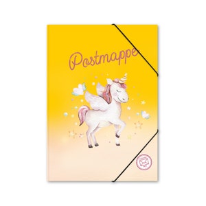 Könnte beinhalten: Gelber Ablageordner mit einer Einhorn-Illustration und dem Text "Postmappe". Das Einhorn ist weiß mit rosa und violetten Akzenten und hat Flügel. Der Ordner hat einen schwarzen Schnurschluss.