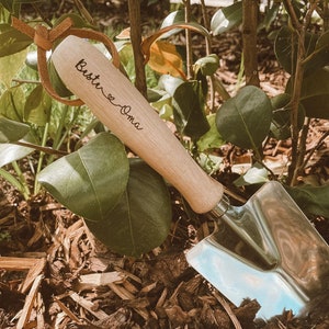 Holzschaufel personalisiert Muttertagsgeschenk Garten Geschenkidee Gartenkelle mit Namen Einzugsgeschenk Oma Geschenkidee Bild 1