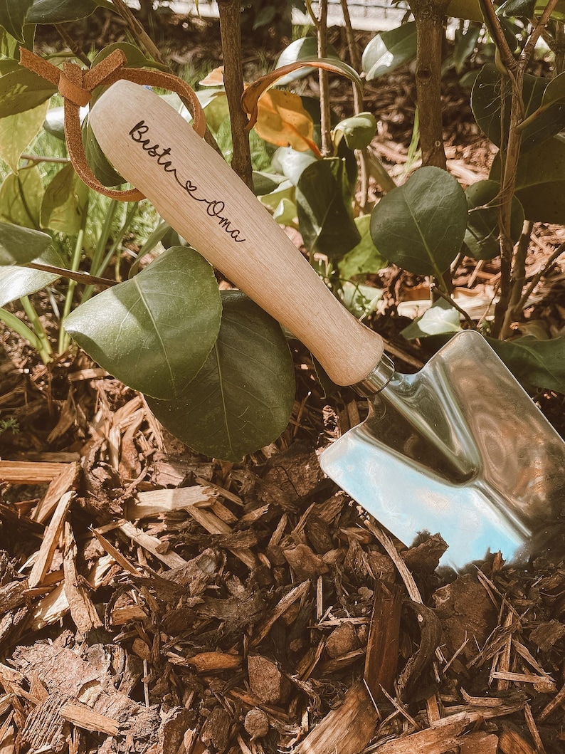 Holzschaufel personalisiert Muttertagsgeschenk Garten Geschenkidee Gartenkelle mit Namen Einzugsgeschenk Oma Geschenkidee Bild 1