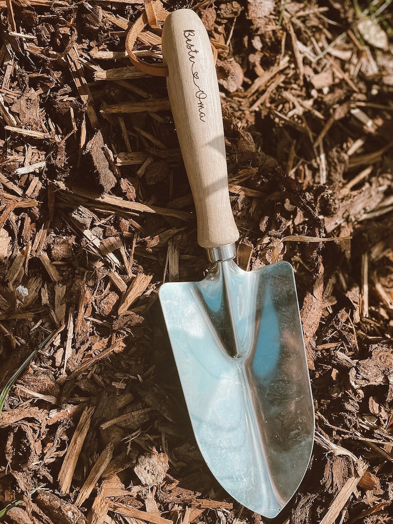 Holzschaufel personalisiert Muttertagsgeschenk Garten Geschenkidee Gartenkelle mit Namen Einzugsgeschenk Oma Geschenkidee Bild 5