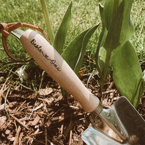 Holzschaufel personalisiert Muttertagsgeschenk Garten Geschenkidee Gartenkelle mit Namen Einzugsgeschenk Oma Geschenkidee Bild 7