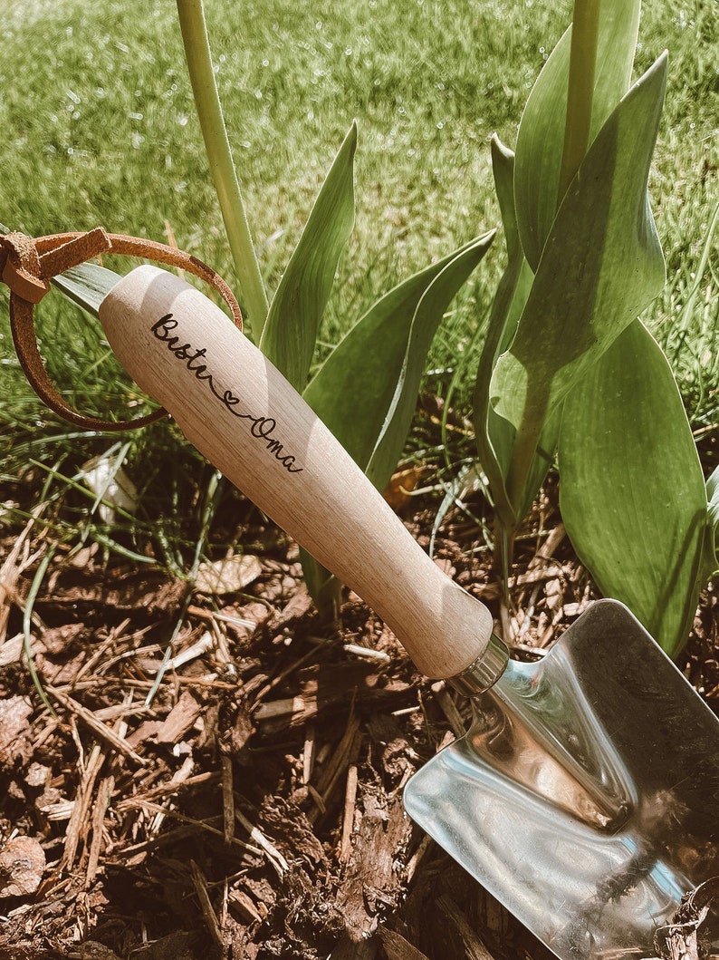 Holzschaufel personalisiert Muttertagsgeschenk Garten Geschenkidee Gartenkelle mit Namen Einzugsgeschenk Oma Geschenkidee Bild 7